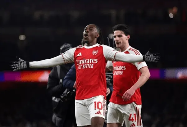Eze-toa-sang-voi-cu-hat-trick-min_11zon